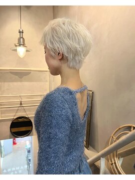 ジーナ オモテサンドウ(XENA) ホワイトブロンド