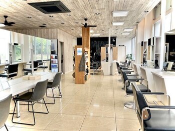 ヘアアートパーリオ 飾磨店(hair art PALIO)の写真/【キッズスペース有】居心地の良さを重視した温かなアットホームな空間は親子で気軽に通えると大人気♪