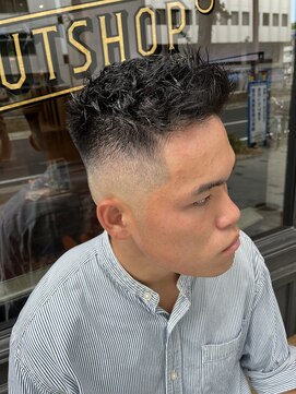 フォーコーナーズ(Four Corners) ツイストパーマ/バーバー/フェードカット