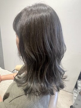 *立体レイヤーカット×白髪ぼかしハイライト*