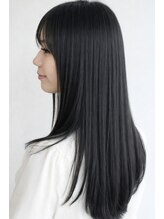 頑固なクセも、ハイダメージも指通りなめらかな自然なストレート。