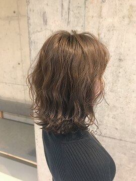 ル リヤン(Le lien) アッシュ 小顔 前下がり 切りっぱなしボブ 外ハネ