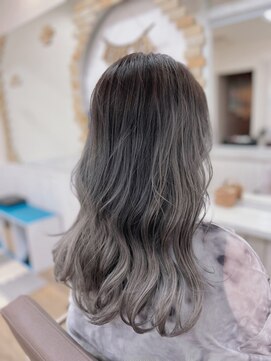 コクア ヘアーデザイン(kokua hair design) 濃いめグレーからのシルバー