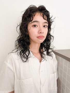 トゥコ(tuco) ミディアム パーマ レイヤー 顔周り 黒染め ウルフ カット