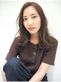 《フォギーベージュ》大きめカールのふんわりロングヘア