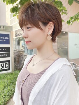 アンド ストーリーズ(&STORIES) 大人可愛い耳かけショートボブダークアッシュブラウン毛先パーマ