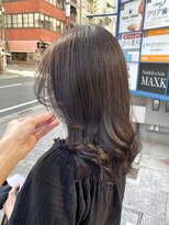 アンビエンテ(ambiente)&nbsp;リバース巻き　顔周りレイヤー　伸ばしかけヘア【坂根】