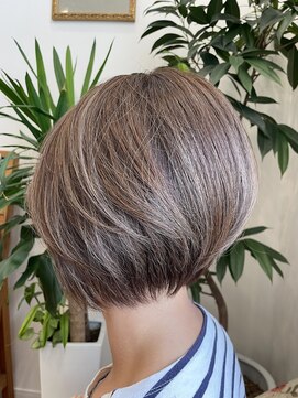 ウルハ(URUHA) 立体カラー×ふんわりショートボブ