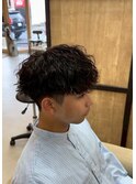 波巻きパーマツイストスパイラルマッシュツーブロック刈り上げ