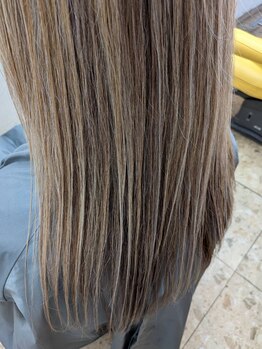 美容室トゥービー(To be...)の写真/白髪を隠すから「活かす」デザインへ。貴方だけの特別配合で、年齢を感じさせない透明感溢れる艶髪をキープ