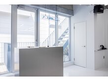 ワンズミラー 立川(ONE'S MIRROR)の雰囲気（[陽の光を沢山取り込んだ受付☆]入店の際もお帰りの際もhappyに!）