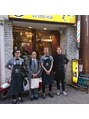 グラッドバーバードットエビス 恵比寿(GLAD BARBER. EBISU) 田舎の親父がお店に遊びに来ていただいた時の幹部との記念写真。