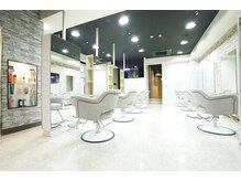 ヘアーリゾート ガーデン(Hair Resort Garden)の雰囲気（陽の光がたくさん入る明るい店内♪☆常時換気徹底！♪【新宿】）