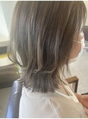 透明感グレージュミディアムヘア
