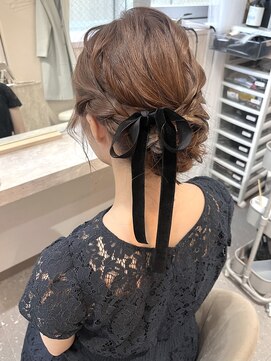 ミラ(Mila) 結婚式お呼ばれの定番アップヘア♪ベロアリボン