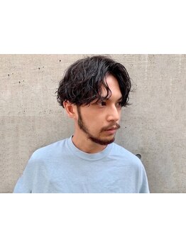 《ひげ》×《ツイストスパイラルパーマ》で大人の色気を感じさせながらも清潔感あるスタイルを演出*[梅田]