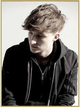 ジジバイワースホワイル(jiji by WORTH WHILE) アッシュブラックウルフマッシュパーマハイライト波巻きショート