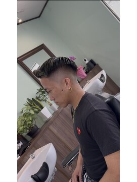 ケーエムシーセントラルルーツ(KMC Central Roots) スキンフェード、フェザーアップ