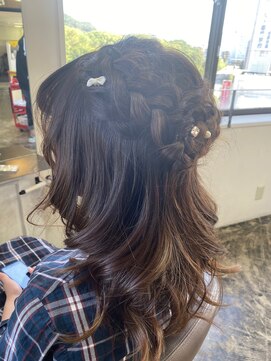 ストレートパーマ専門店 ビタミナポストマン ツヤツヤ編み込みハーフアップ