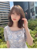 美髪こなれミディー、大人かわいいホワイトグレージュ