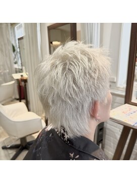 ベルナ(BeLuna) ブリーチ/ホワイトカラー/スパイキーショート/姪浜/熊谷寛大