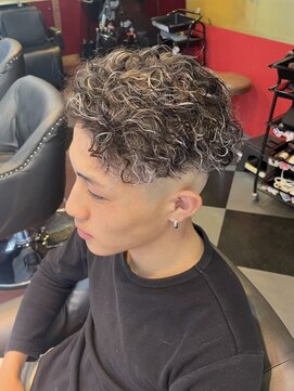 グリッツ (GLITZ) メンズスキンフェードホワイトハイライト極道パーマ