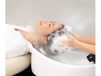 クープドゥクニ(COUPE de KUNI)の写真/地下直結でアクセス抜群！プロのハンドテクニックによる丁寧なシャンプーと頭皮マッサージが好評の極上スパ