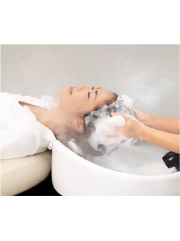 地下直結でアクセス抜群！プロのハンドテクニックによる丁寧なシャンプーと頭皮マッサージが好評の極上スパ