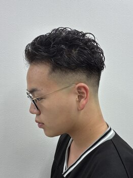 メンズ特化サロン。最初から最後まで一人のスタイリストが責任を持って担当する完全マンツーマン制◎