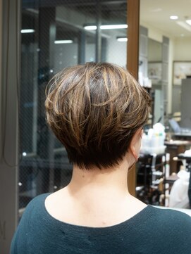 ビュートリアム 梅田(BEAUTRIUM) ショートカット/ハンサムショート/耳かけ/丸み/30代/40代/梅田