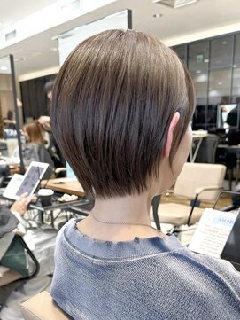 アフロート ルヴア(AFLOAT RUVUA) 「岩田莉奈」40代50代に人気の似合わせ丸みショートボブ　新宿