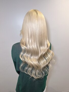 ホワイトブロンドヘアのロングスタイル