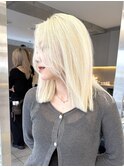 ハイトーン切りっぱなしショートボブホワイトブロンドベージュ
