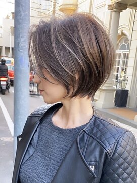 ミィ 浦和(mee) 【mee.】白髪ぼかし　ハイライト 　長めくびれショート