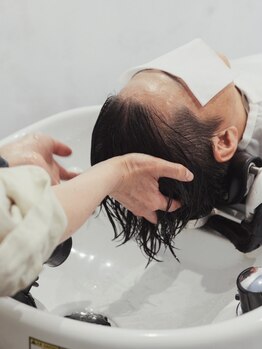 メンズサロン SOSEKI 名古屋栄【メンズサロン ソセキ】の写真/頭皮から髪の未来を変える。クレンジングとイオン導入の本格スパで、うるおいとハリのある健やかな土台へ。