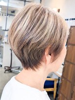 メッケ(MeKKe)&nbsp;ロイヤルベージュ/白髪ぼかしハイライト×大人ショート