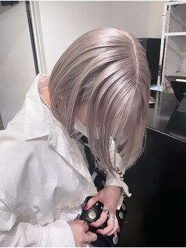 リル 溝の口(LiL) ホワイトピンクラベンダーミルクティーベージュ切りっぱなしボブ