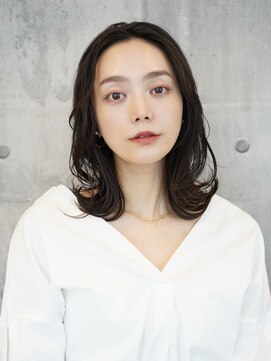 アイスバーグ(eyesburg) 外ハネくびれレイヤーミディ大人美人ニュアンスパーマ