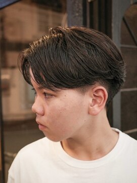 カムジーヘッドカミノウラ(COMEGHEAD KAMINOURA) センターパートスパイラルパーマツーブロック刈り上げメンズヘア