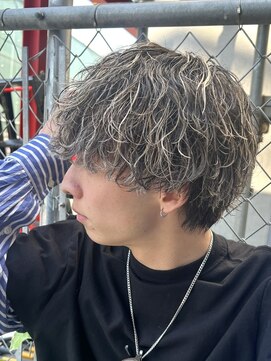 フィフスパーク(fifth PARK) 渋谷緩め波巻きスパイラルパーマメンズホワイトメッシュカラー