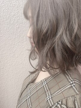 ワット 新宿店 【美髪外ハネくびれボブブリーチなしグレーベージュ新宿】