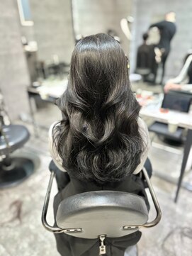 アンダーバーホワイト(_WHITE) 暗くても透け感のある艶カラー レイヤーカット韓国ヘア