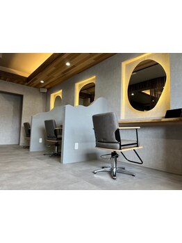 周りを気にすることなく過ごせる半個室空間を生かした隠れ家サロンで癒しのひと時を過ごしてみては―。