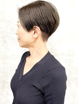 モリオ(morio) センターパート刈り上げ女子前下がりショートかっこいいショート