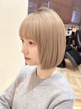 ヒビヲ(HIBIO) ショートボブ切りっぱなしボブタッセルボブミルクティーベージュ