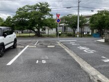 サロンドルポゼ(Salon do Reposer)の雰囲気(=店舗裏に駐車場1台あり(No.15)=【グレイカラー/白髪ぼかし】)
