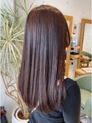 乾燥や紫外線により日々少しずつ蓄積されるダメージを改善。毛髪内部まで潤いを与え芯から強く美しい髪に。