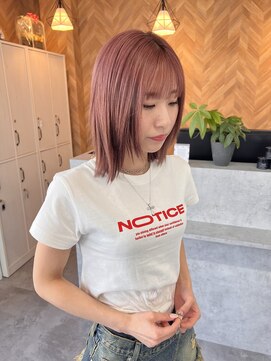 リズ(Li’s) ピンクベージュ/外ハネボブ/ブリーチカラー