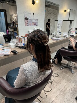 コワファーストナガサキシャンプーボーイ(COIFF1RST NAGASAKI SHAMPOO BOY) ハーフアップアレンジ