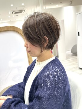 アドラーブル ココロ 新潟(adorable CoCoLo) 30代40代50代大人美人丸みショート/白髪ぼかし